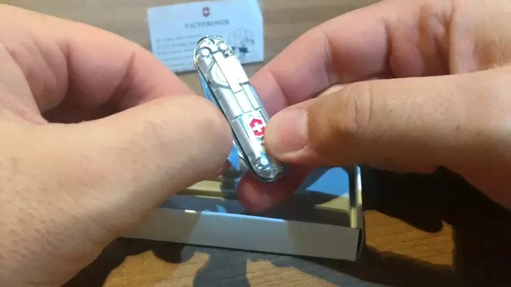 Unboxing Canivete Victorinox Signature Lite SilverTech