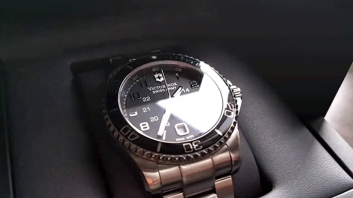 Victorinox Maverick  Showcase + Lume