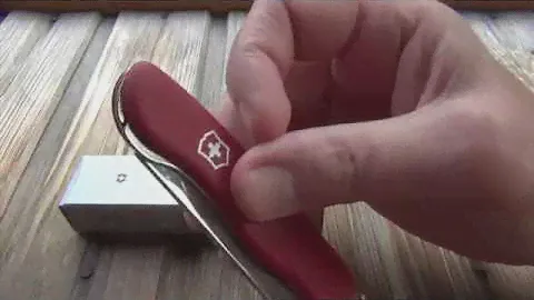 Обзор victorinox Alpineer red  0.8323